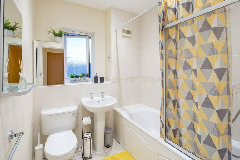 Bathroom 3, Cozy 2 bed Room Flat, Walking Distance From Excel, London