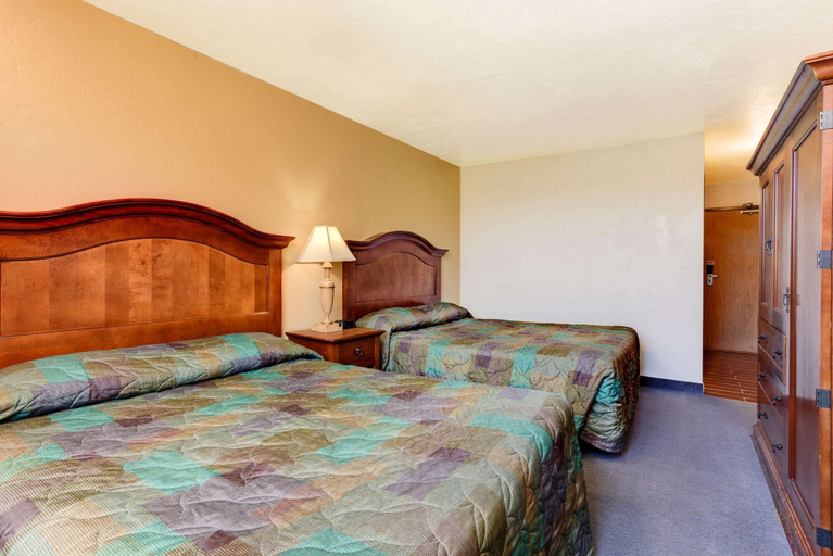 Bedroom 3, Super 8 by Wyndham Klamath Falls, Klamath