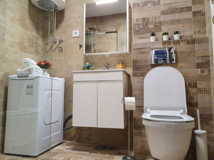Bathroom 3, Srecko No1 Apartment, Belgrade