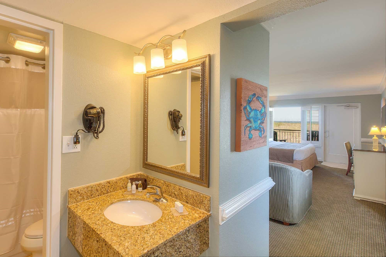 Bathroom 4, Shutters on the Banks, Dare