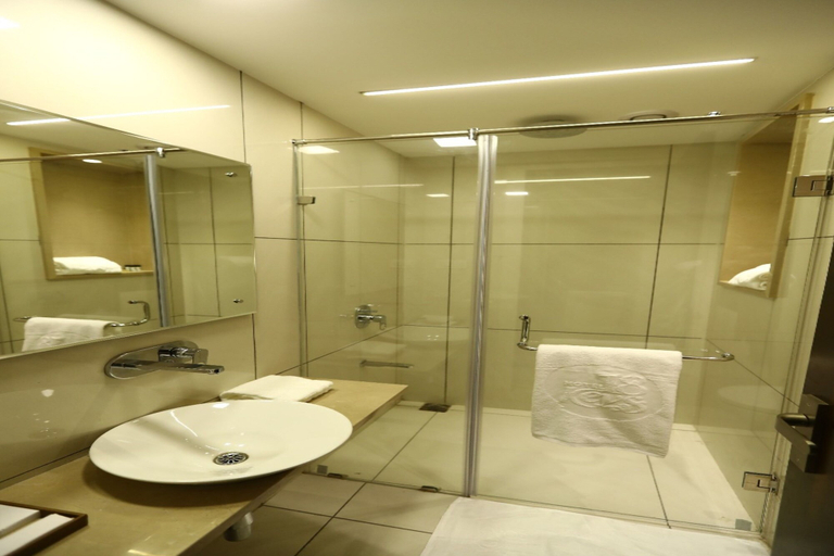 Bathroom 4, Hotel 18 Keys, Bhopal