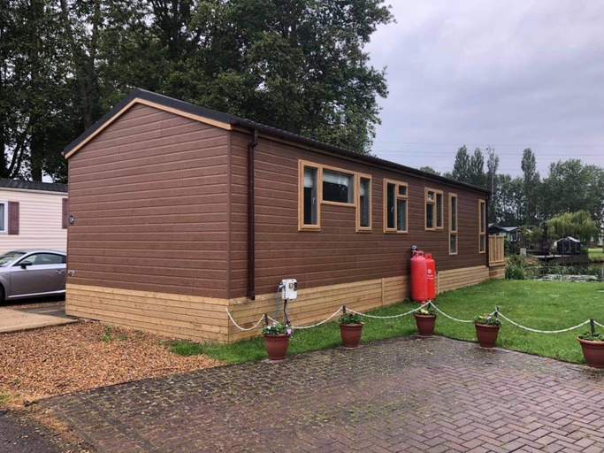 Exterior & Views 2, Beautiful and Tranquil Lakeside Lodge - Sleeps 5, Northamptonshire