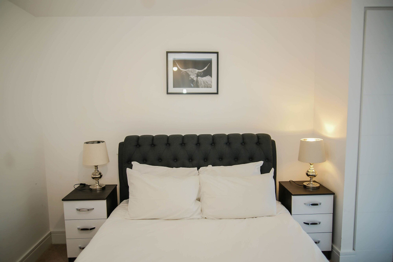 Bedroom 2, Executive 2 Bed Apartment, London