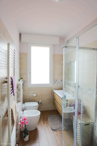 Bathroom 3, Casa Bologna Fiera, Bologna