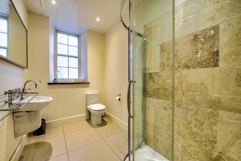 Bathroom, JOIVY Perfect Location! - Stylish & Cosy Rose St Apt, Edinburgh