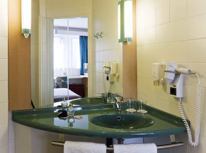Bathroom 4, ibis Madrid Alcorcon Tresaguas, Madrid