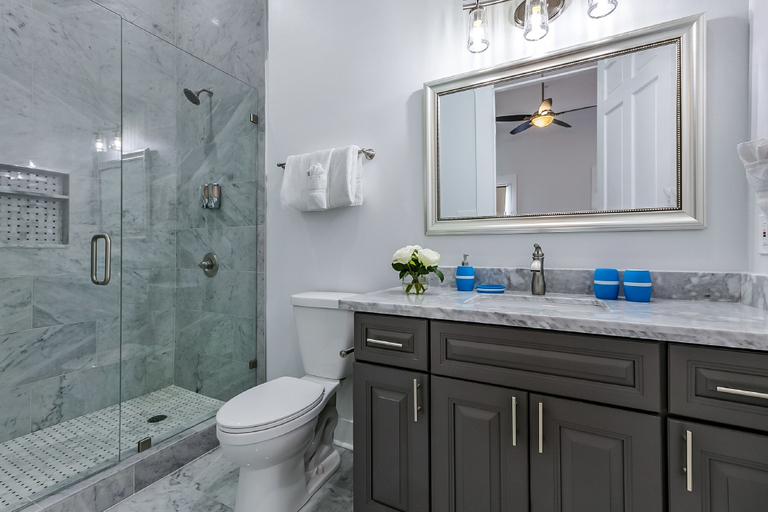 Bathroom 4, Newly Renovated 4BD Penthouse, Orleans
