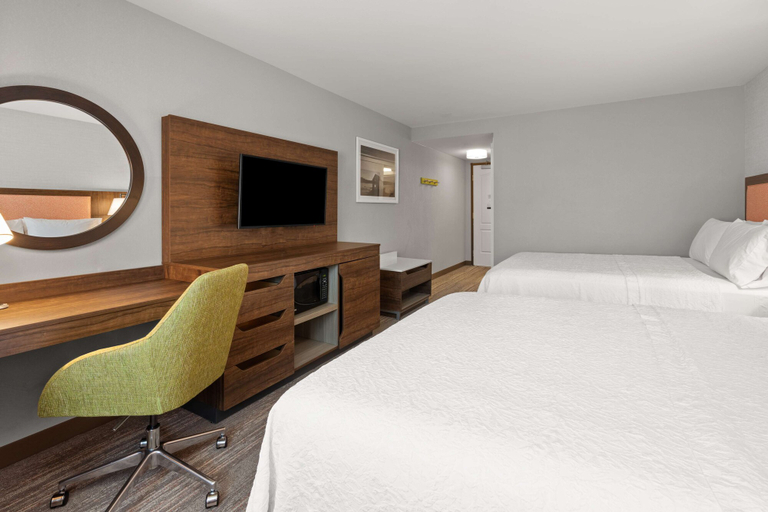 Bedroom 3, Hampton Inn & Suites Burlington, Skagit