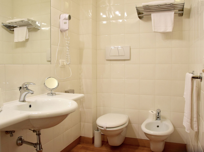 Bathroom 5, Hotel La Torre, Ancona