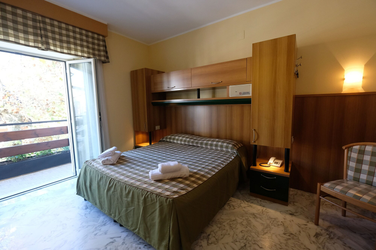 Bedroom 2, Hotel Pescofalcone, Pescara