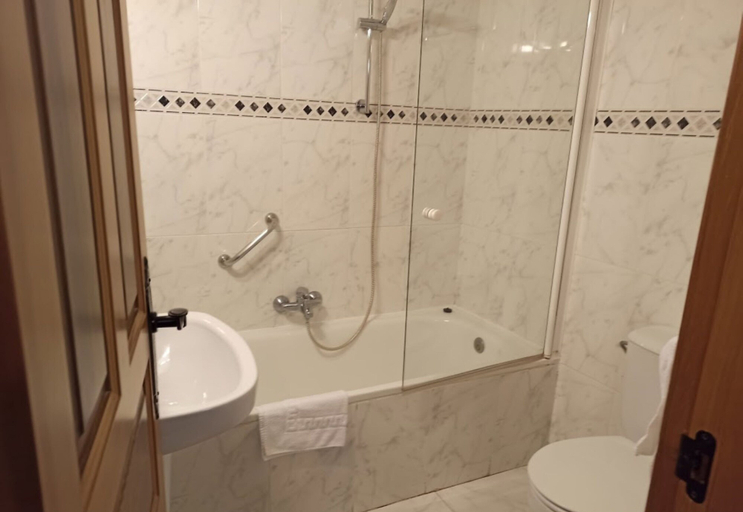 Bathroom 4, Hotel Santo Domingo De Silos, Burgos