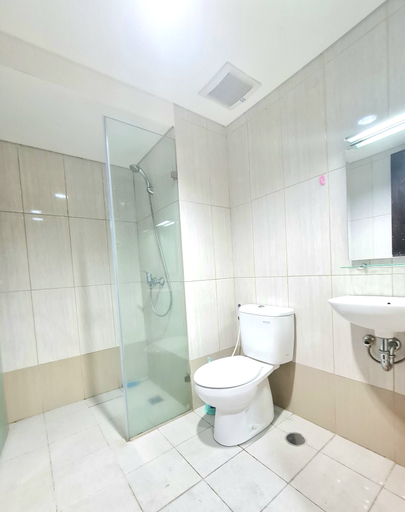 Bathroom, La Grande Merdeka Apartment by Bozzhomie, Bandung