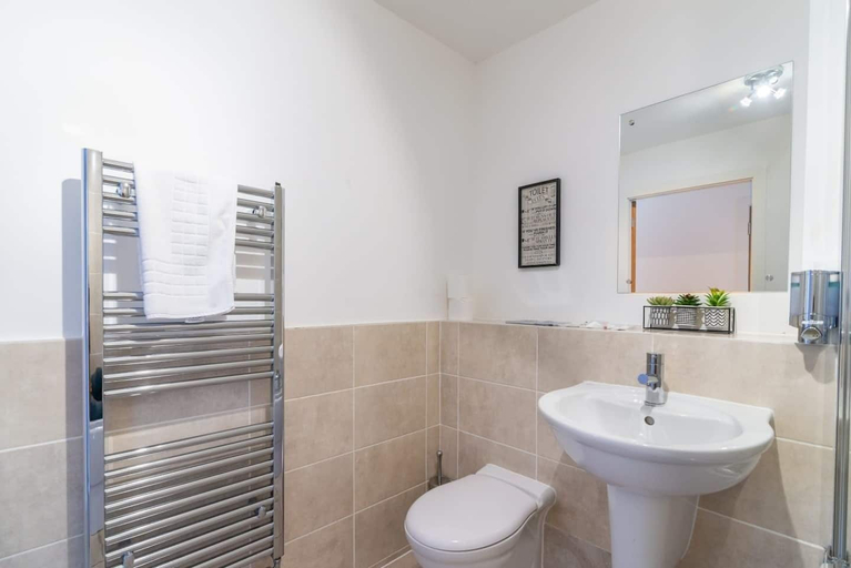 Bathroom 3, Executive City Apartment -Near Greengate, Manchester