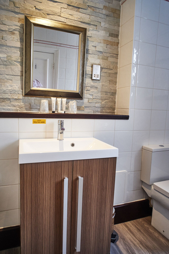Bathroom 4, The Chequers Hotel, West Berkshire