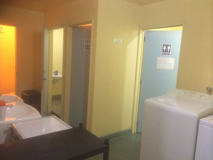 Bathroom 3, Racecourse Backpackers Hostel, Christchurch
