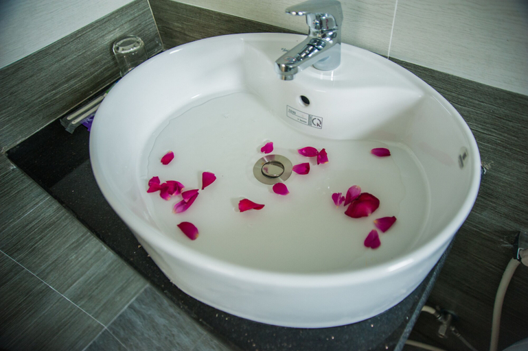 Bathroom 5, Hue Four Seasons Hotel, Huế