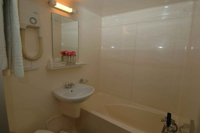 Bathroom 5, Hôtel Restaurant Maison Blanche, Val-de-Marne