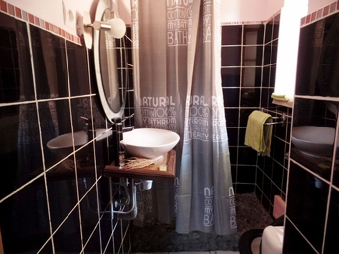 Bathroom 3, Maison Lovasoa, Analamanga