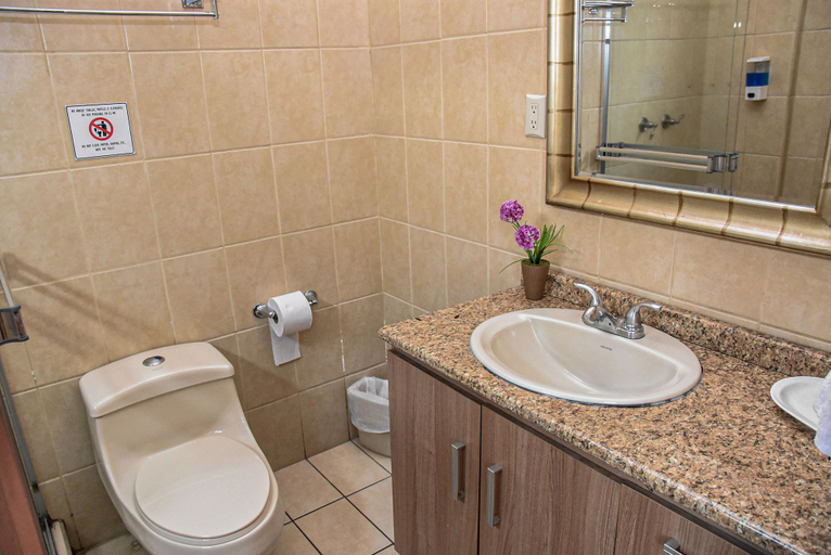 Bathroom 4, Hostel Casa Colon, San José