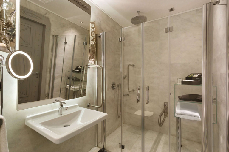 Bathroom 5, Wyndham Grand Istanbul Kalamis Marina Hotel, Kadıköy