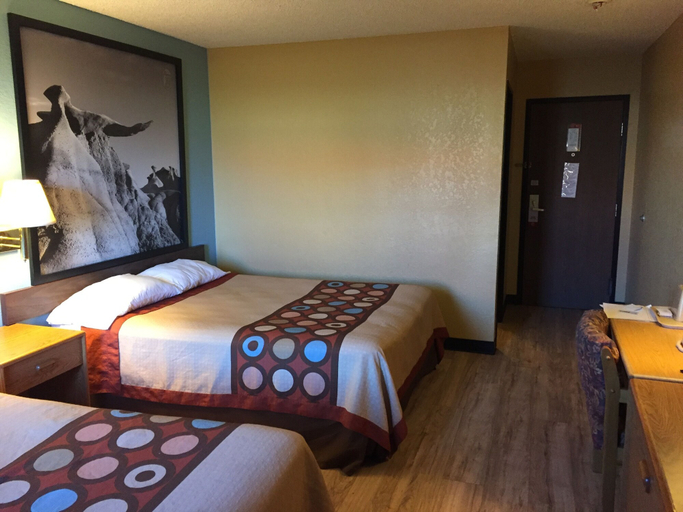 Bedroom 3, Super 8 by Wyndham Raton, Colfax