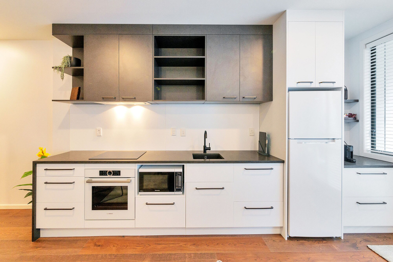 Others 4, Chic & Stylish Apartment with Parking, Waitakere