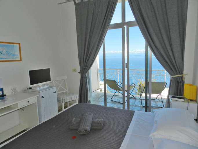 Bedroom 4, Hotel Holiday, Salerno