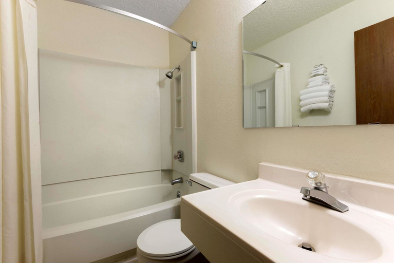 Bathroom 4, Super 8 by Wyndham Raton, Colfax