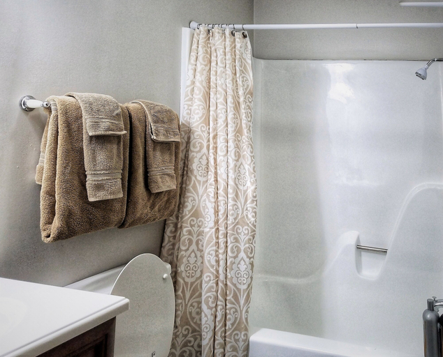 Bathroom, Lafayette Townhouse 105, Pulaski