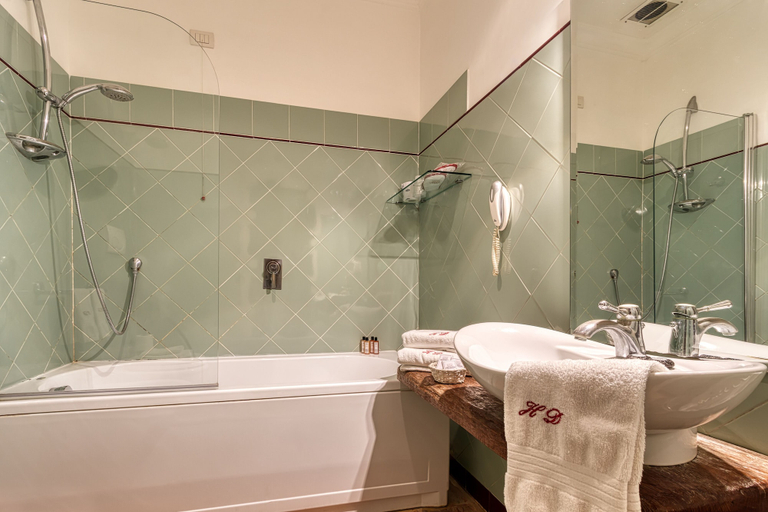 Bathroom 5, Decumani Hotel De Charme, Napoli