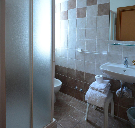 Bathroom 4, Hotel Trinidad, Rimini