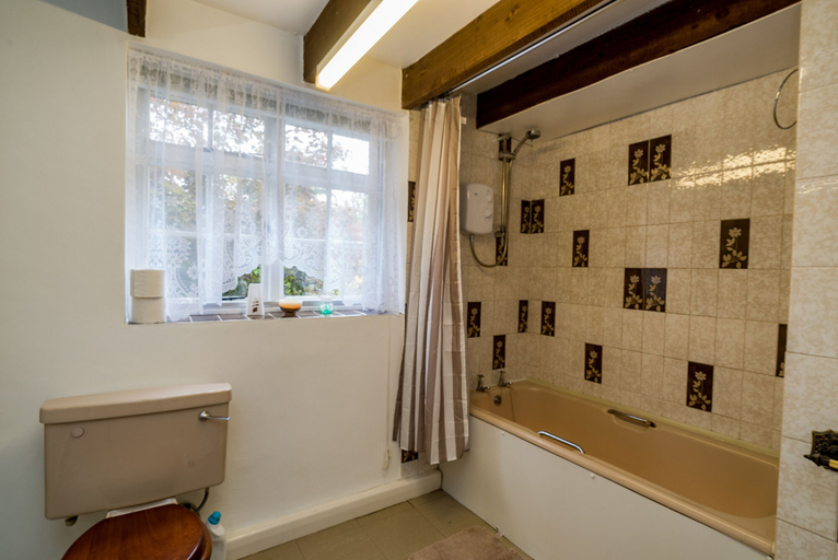 Bathroom 4, Yew Tree Cottage- Sleeps 12, Garden & Pet-friendly, Milton Keynes
