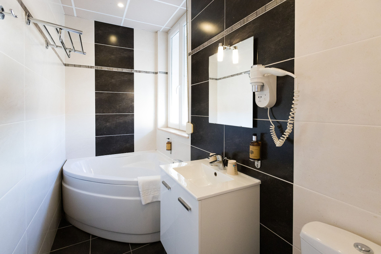 Bathroom 4, Hotel de la terrasse, Pas-de-Calais