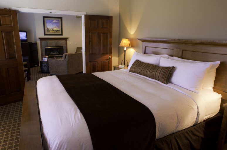 Bedroom 3, Pine Ridge Inn, Deschutes