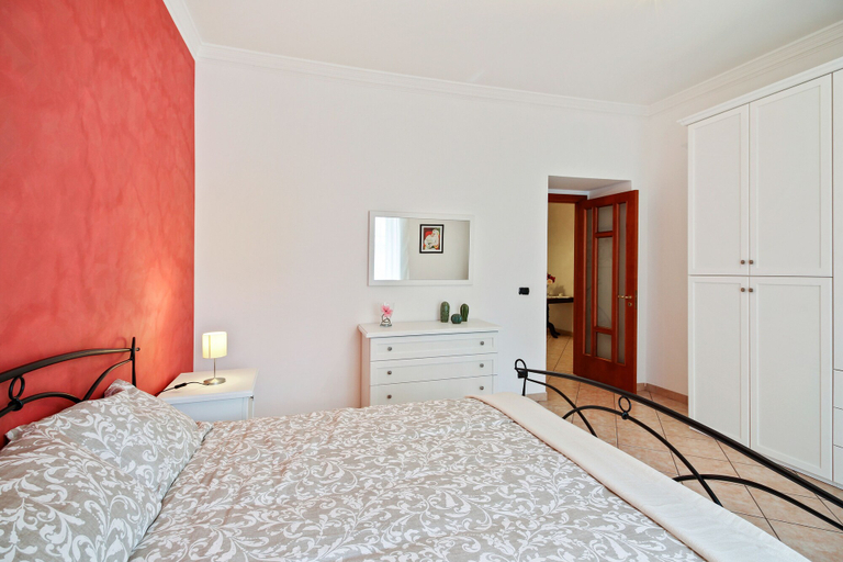 Others 5, Central Balcony Apartment, Catania