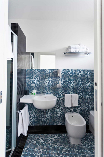 Bathroom 5, Mille e una notte, Trapani