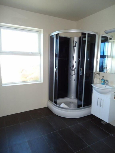 Bathroom 3, Hotel Eyjar, Vestmannaeyjar