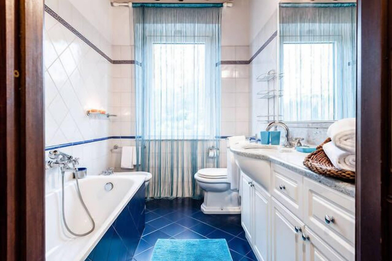Bathroom, Pietra del Sole, Lucca