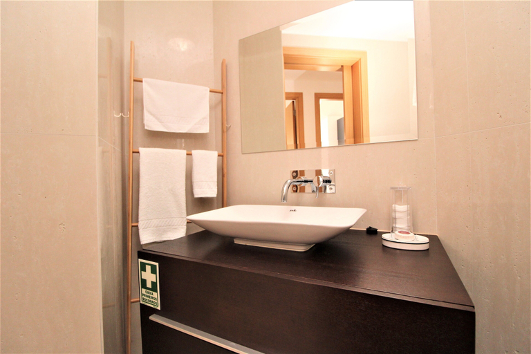Bathroom 4, Living Apartment With Private Pool, Jacuzzi and Gym, Funchal