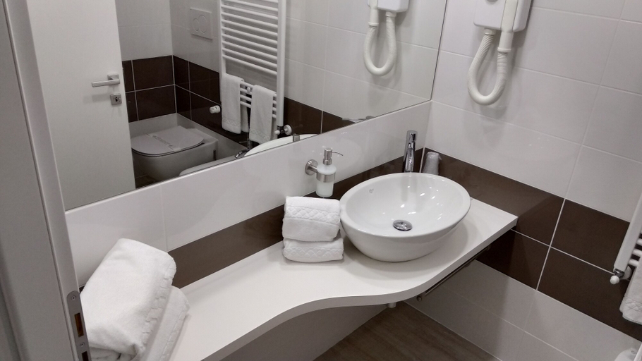 Bathroom 4, Hotel Glis, Torino