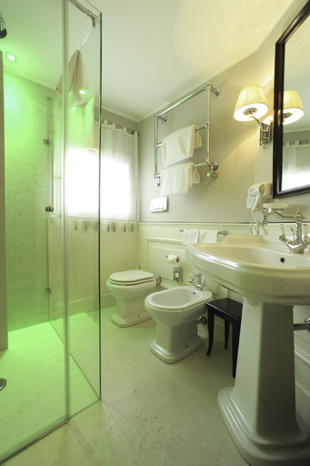 Bathroom 4, Hotel Bologna, Verona