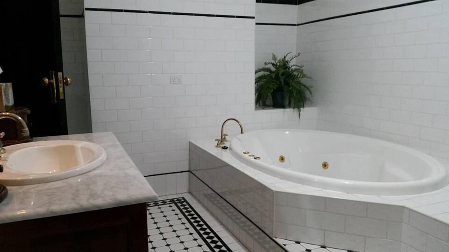 Bathroom 4, Petersons Armidale Winery & Guesthouse, Armidale Dumaresq Bal