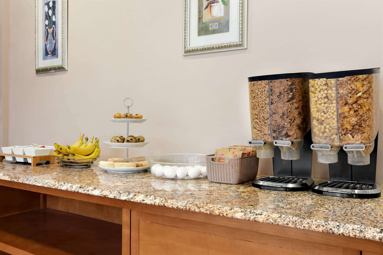 Food & Drinks 5, Travelodge by Wyndham Richmond Hill, York
