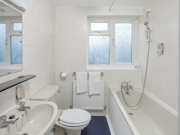 Bathroom 5, Elstree Inn, Hertfordshire