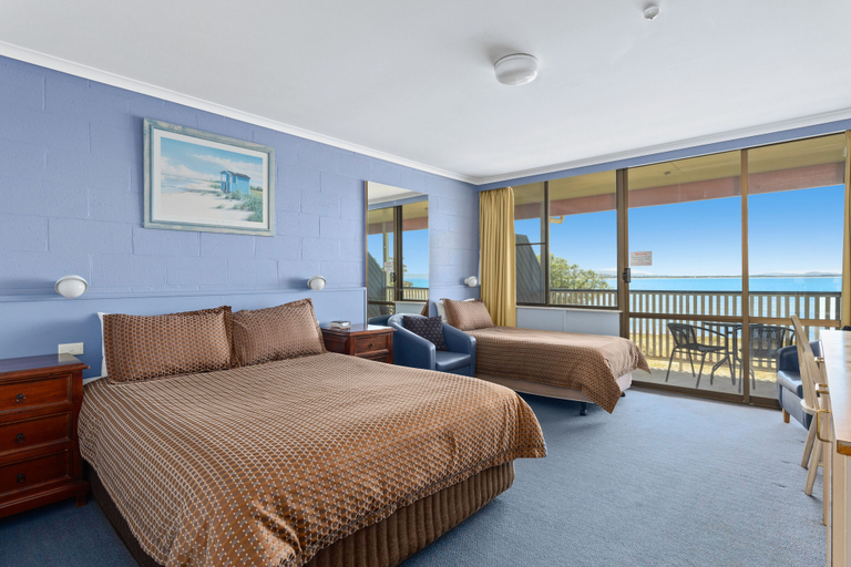 Bedroom 2, Swansea Motor Inn, Glamorgan-Spring Bay