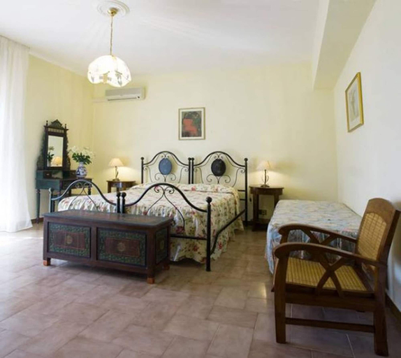 Bedroom 3, Bed & Breakfast Villa Flora, Salerno