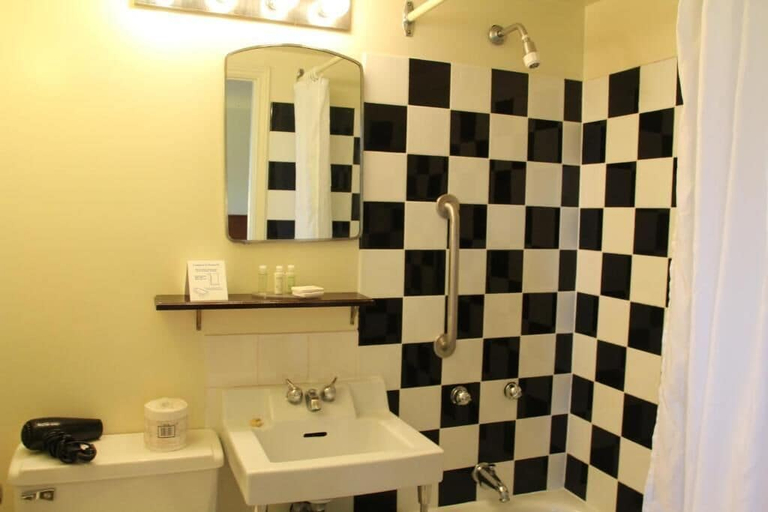 Bathroom 3, The Inverary Resort, Victoria