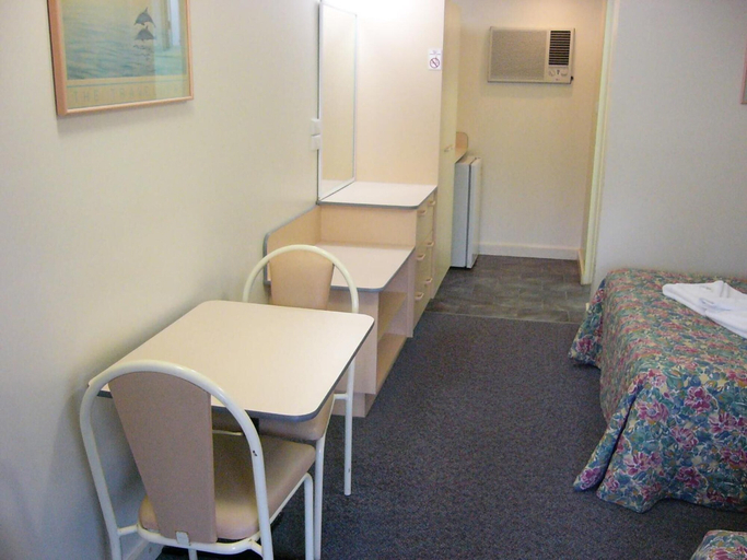 Bedroom 2, Mid Coast Motor Inn, Nambucca