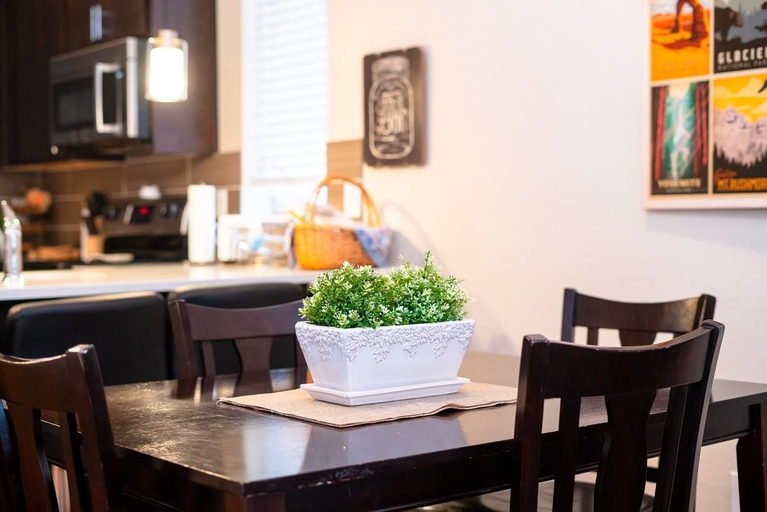 Food & Drinks 5, The Mile High Townhome Walk to the Stadium, Denver