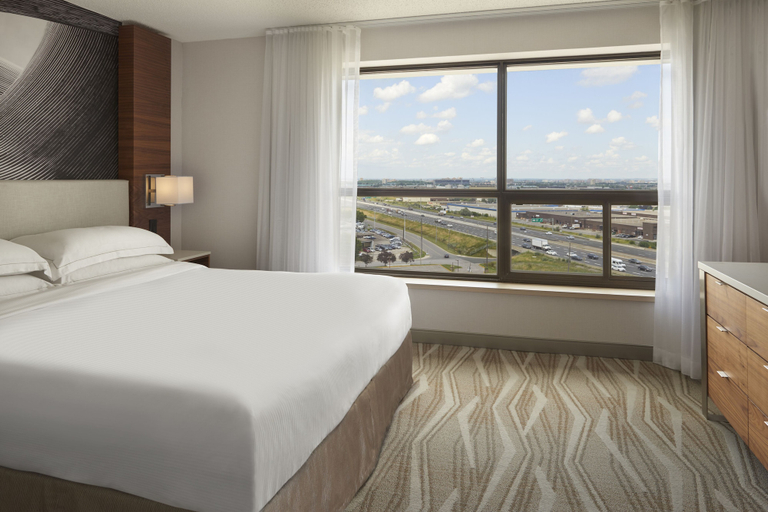 Bedroom 3, Hilton Toronto Airport Hotel & Suites, Peel